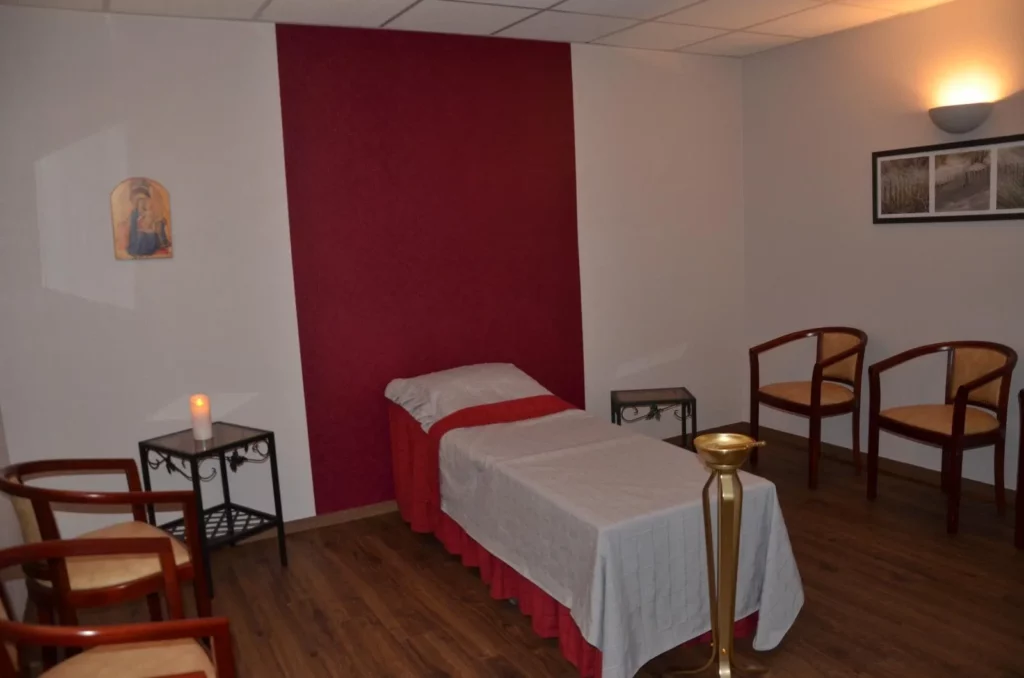 Salon de recueillement et chambre funéraire privée pour les familles à Dinard