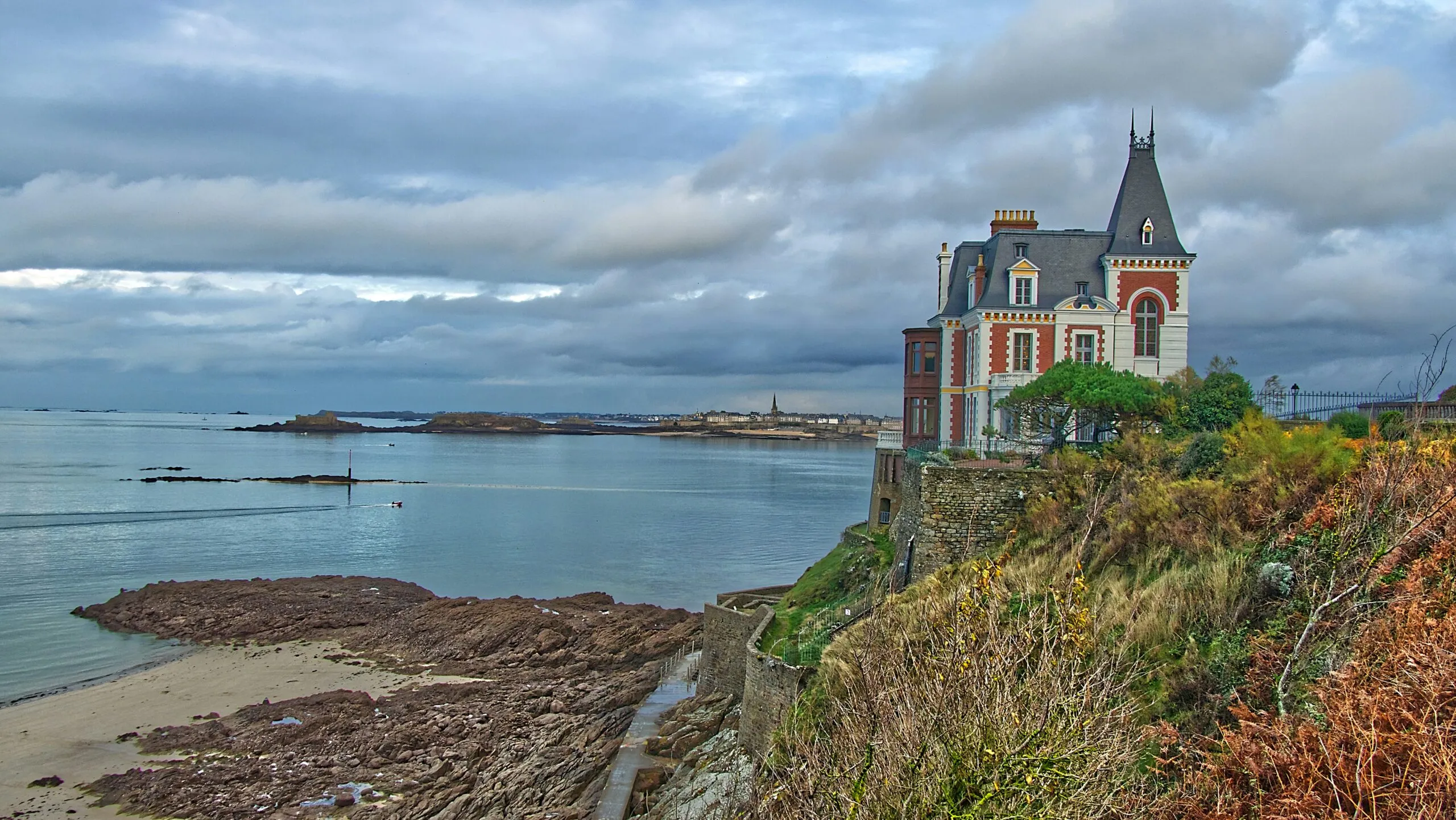 Paysage large avec vue sur mer